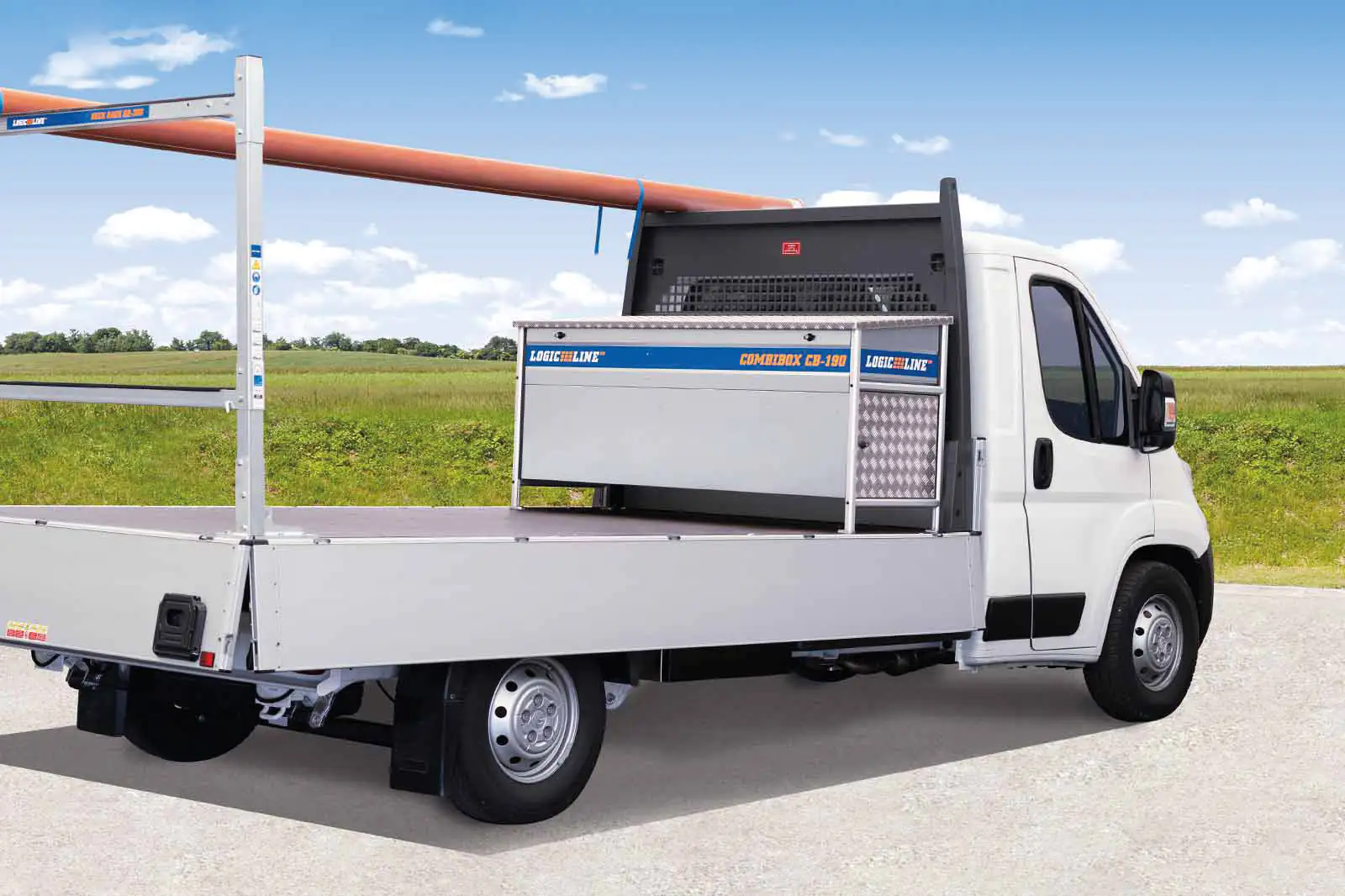 Compact transport boxes for the flatbed loading area