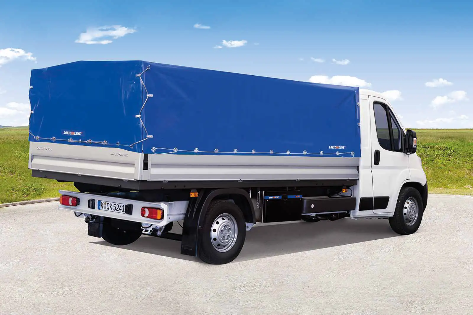 Tarpaulin structure: perfect protection against dirt, sun, rain and wind